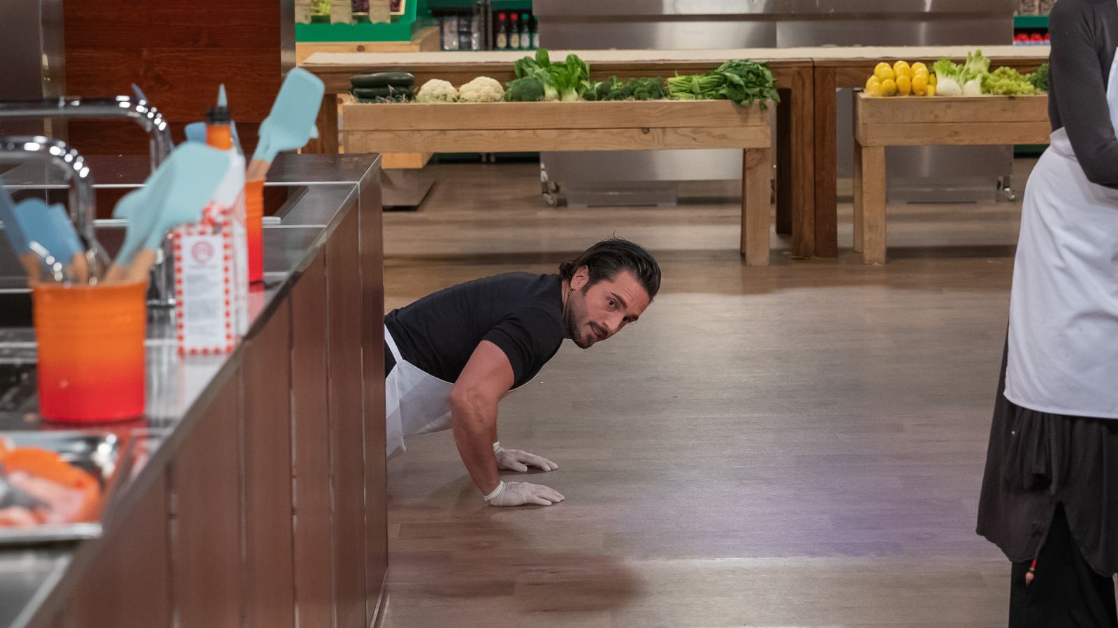 Bustamante nos regala unas bonitas flexiones en cocinas | Ver