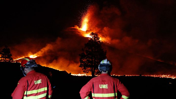Telediario 1 - Aumenta el caudal de lava tras el derrumbe del cono del volcán de La Palma