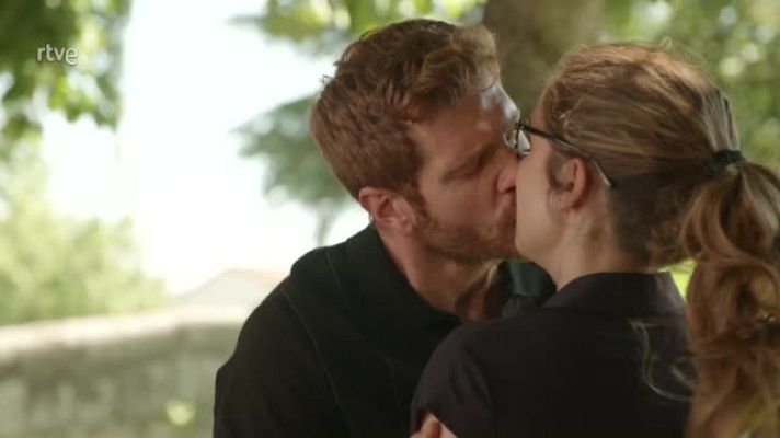 Dos vidas - Dos Vidas: Leo y Julia se besan en Robledillo