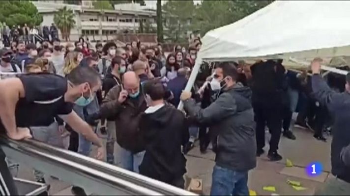 L'Informatiu - Un grup de joves destrossa la carpa del col·lectiu "S'ha Acabat" instal·lada a la UAB