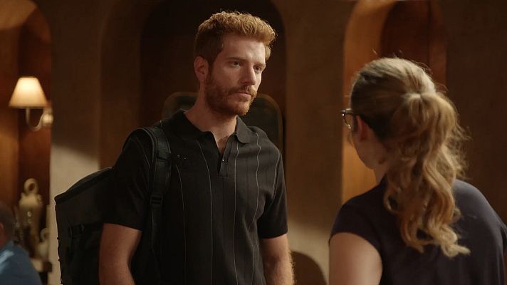 Dos vidas - Dos Vidas: Leo intenta huir del pueblo sin ser visto