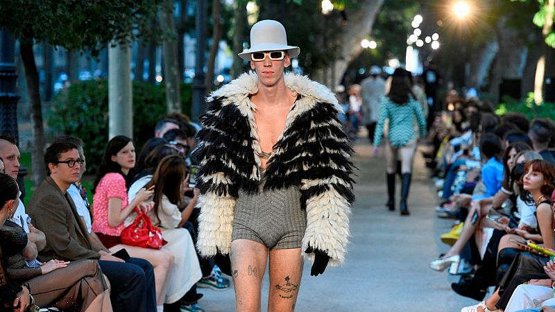 El Paseo del Prado se convierte en un patio cordobés para la nueva colección de Palomo Spain | Ver