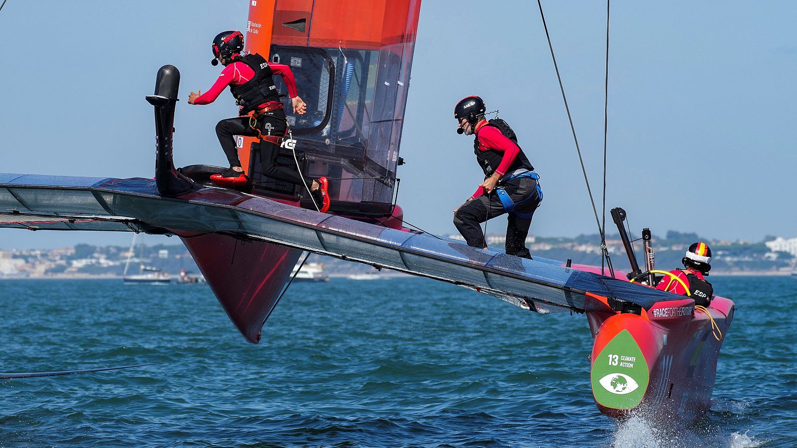El F50 Victoria gana la segunda carrera del SailGP en Cádiz