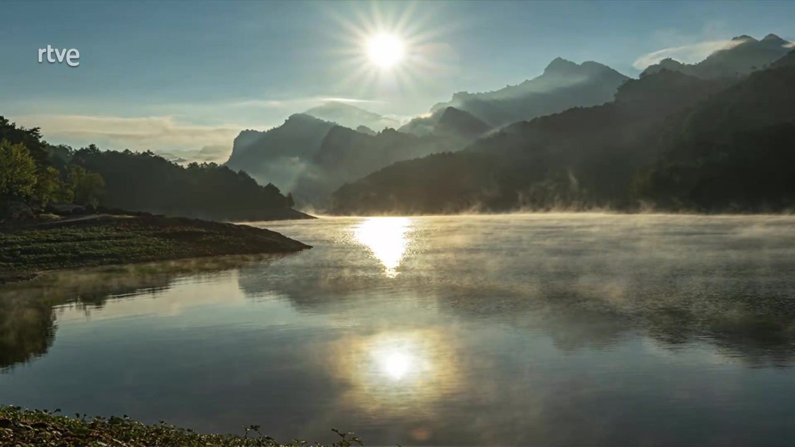 Vientos con rachas fuertes o muy fuertes en los litorales del Estrecho, Cádiz y Alborán, y con intervalos de fuerte en las costas de Galicia y Ampurdán - ver ahora