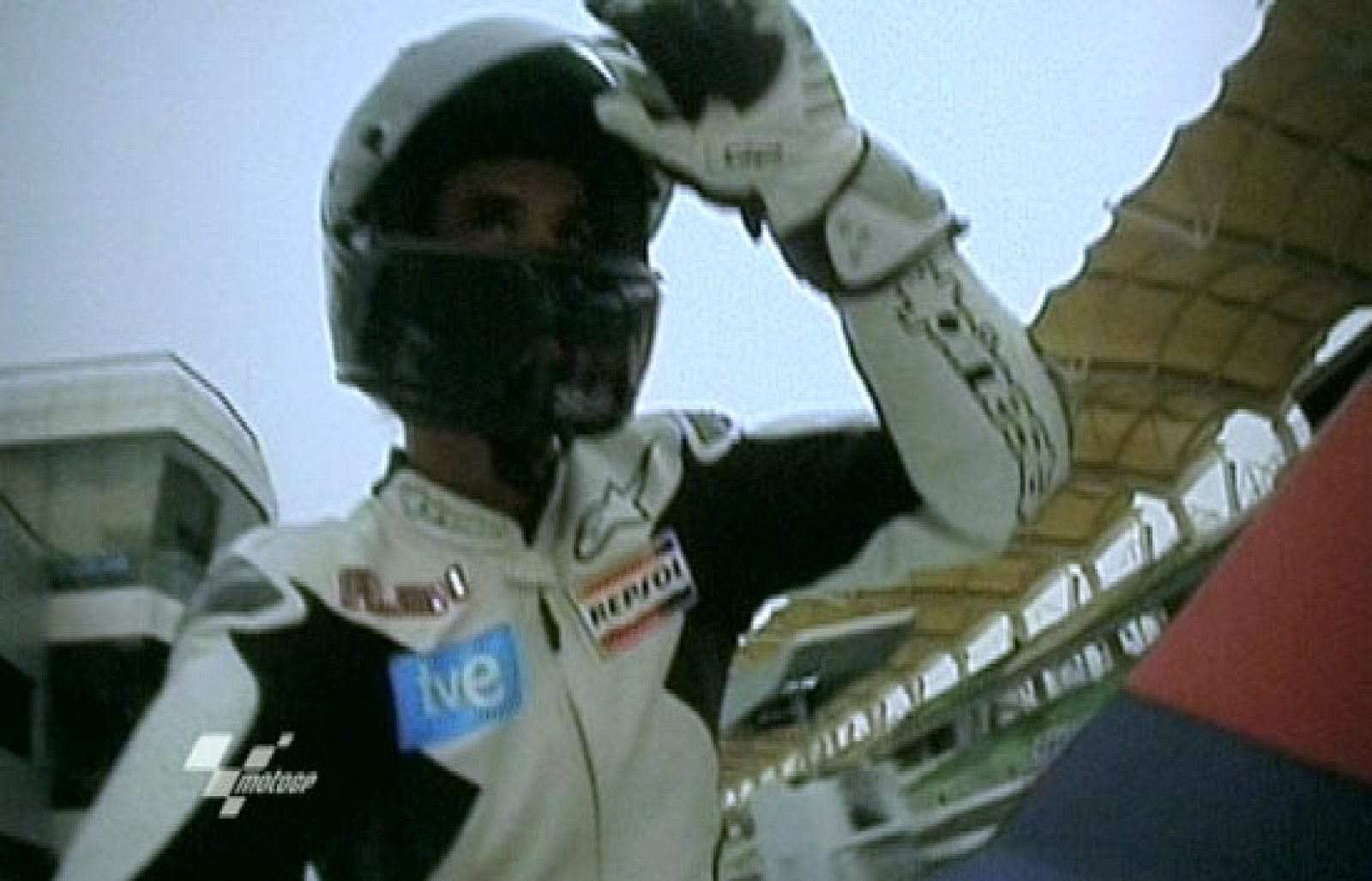 Álex Crivillé da una vuelta de reconocimento comentada al circuito de Sepang.