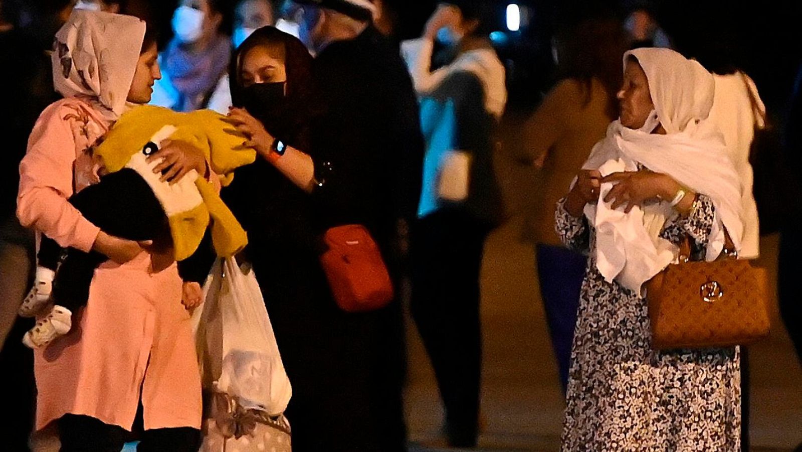 Familias de refugiados afganos se reencuentran en España | Ver