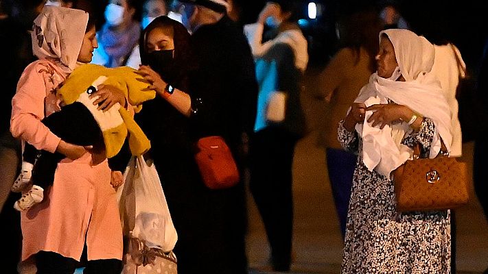 Telediario 1 - Varias familias afganas consiguen reencontrarse tras las evacuaciones de refugiados a España desde Pakistán