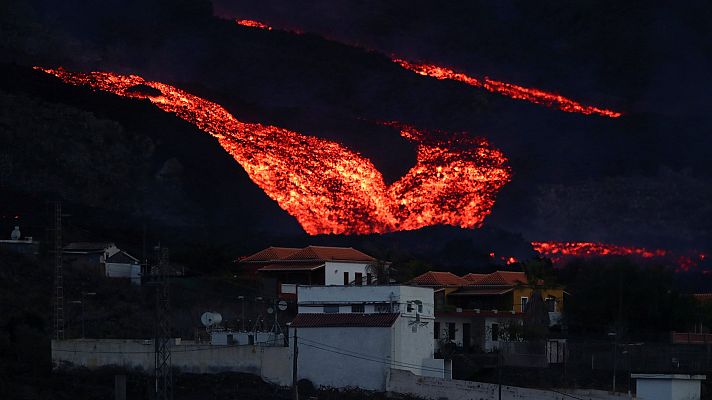 Telediario 1 - La colada de lava se desborda en el cono principal del volcán