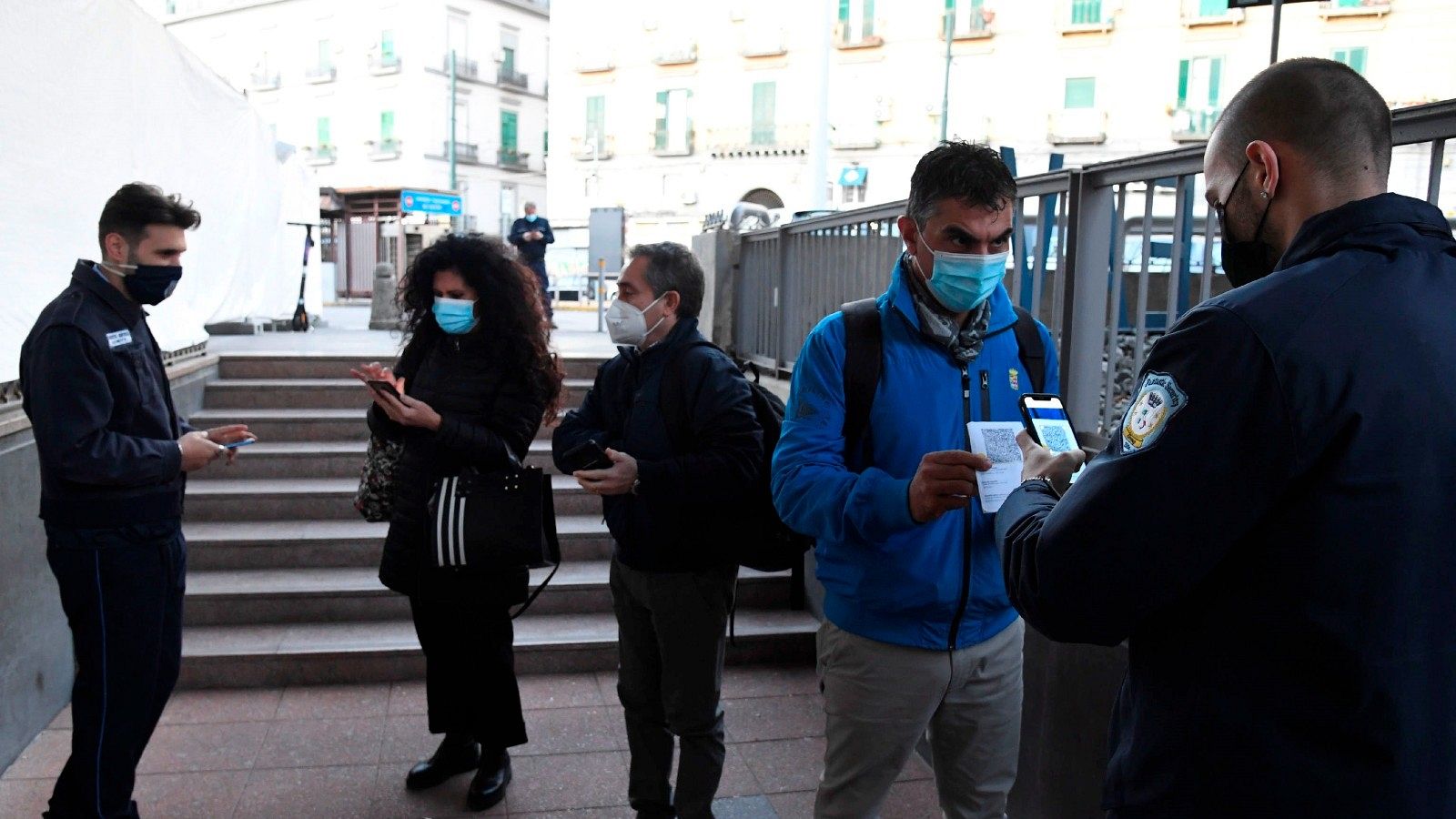 Italia estrena el certificado COVID obligatorio para los trabajadores entre controles policiales y protestas