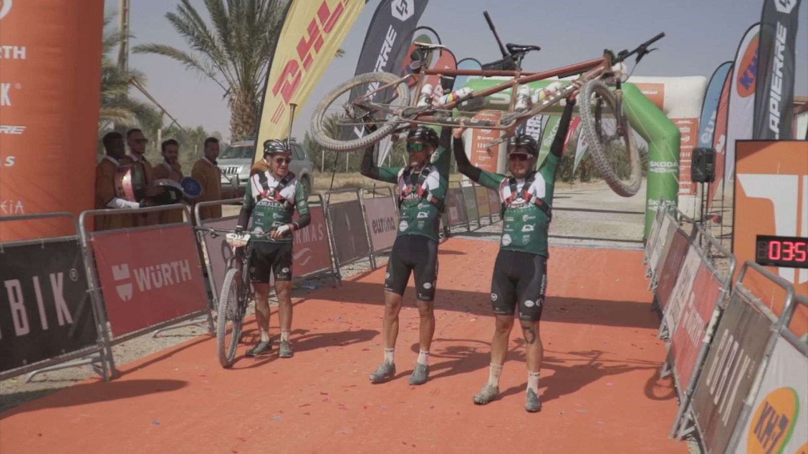 Javier Vaquero, Iñaki Hernández y Jordi Buck: más historias de superación en la Titan Desert -- Ver ahora