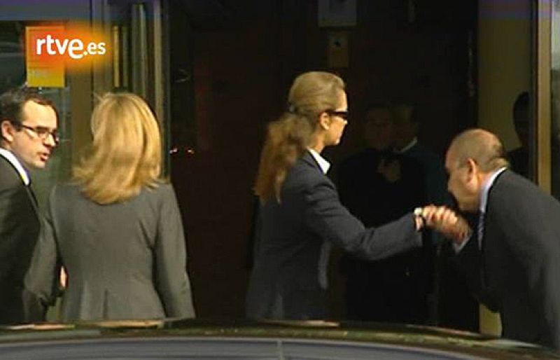 Las infantas visitan la capilla ardiente de Fernández Campo