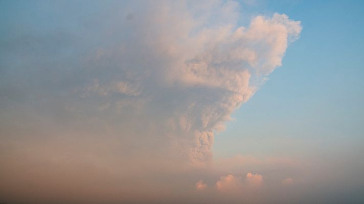 Telediario Fin de Semana - El volcán a vista de dron: las cenizas y la calima dificultan la visibilidad