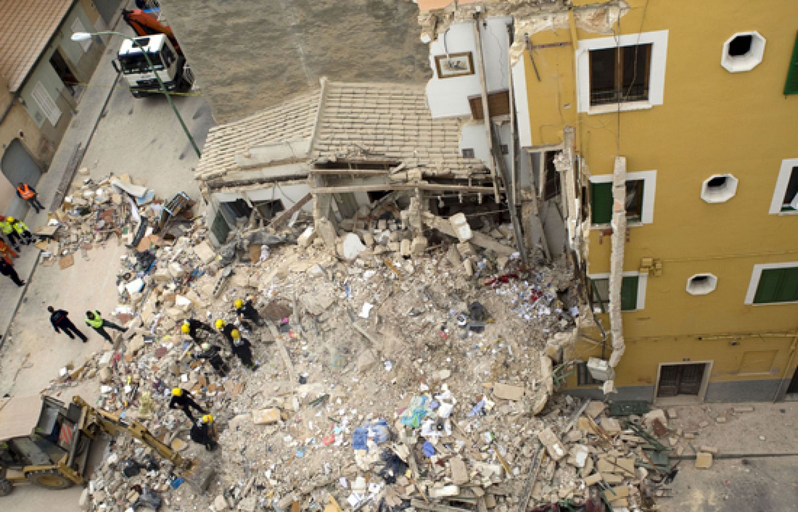 Seis personas han muerto en Palma de Mallorca al derrumbarse un edificio de tres plantas en plena noche | Ver