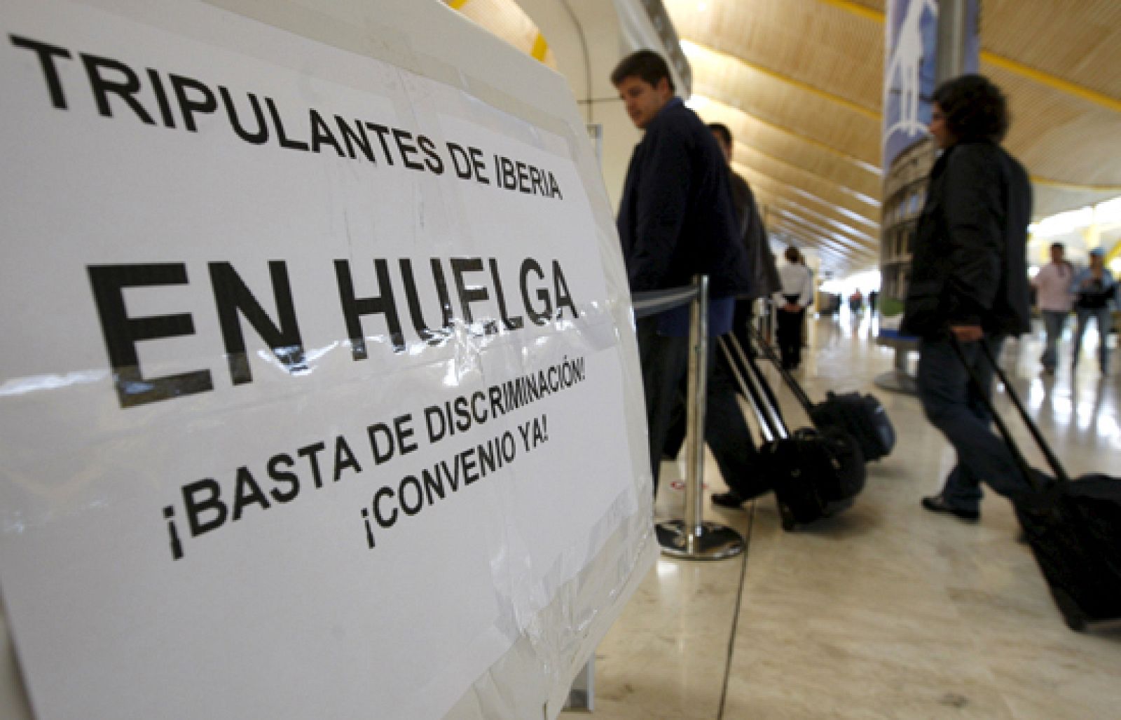 Los tripulantes de cabina de Iberia están en huelga lunes y martes | Ver