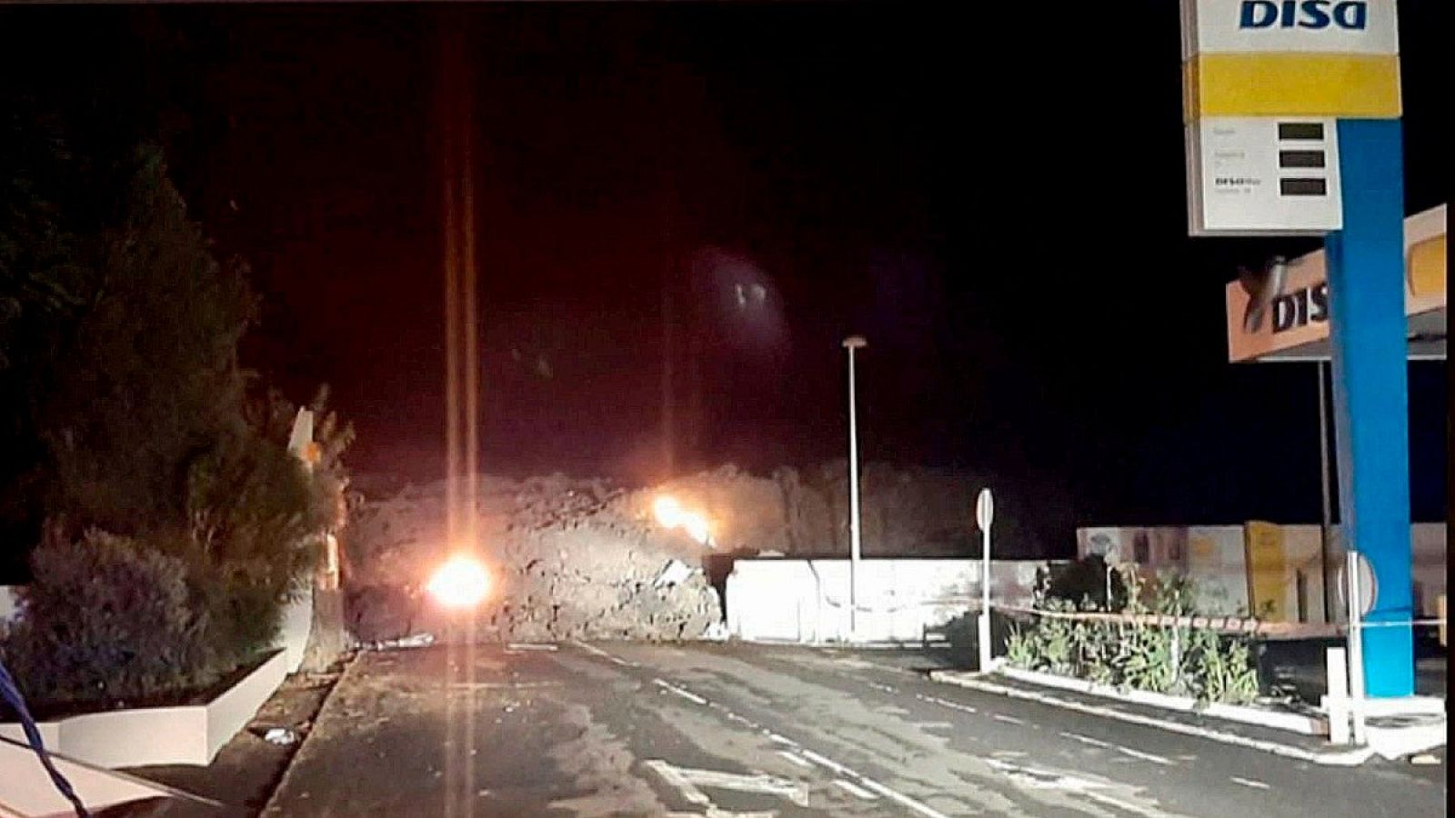 Una de las coladas de lava está a 12 centímetros de la gasolinera de La Laguna