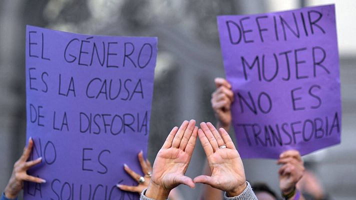 Informativo 24h - Asociaciones feministas se manifiestan contra la 'ley trans'