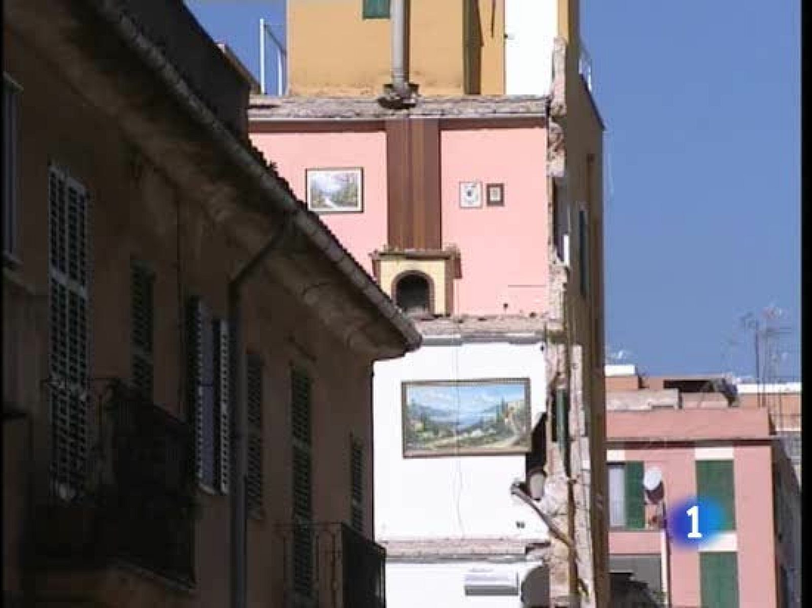 En Palma, han empezado a demoler los restos del edificio que se derumbó ayer causando la muerte de siete personas | Ver