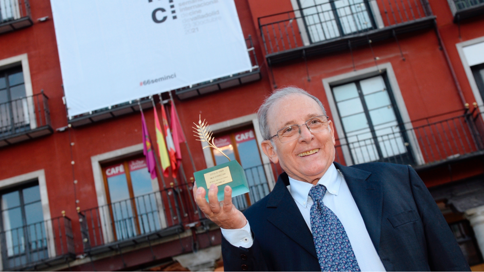 Emilio Gutiérrez Caba y Mercedes Sampietro reciben la espiga de honor de la Seminci