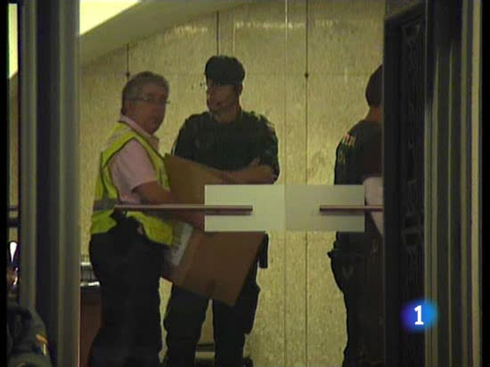 Ocho detenidos y más de una docena de registros en Santa Coloma | Ver