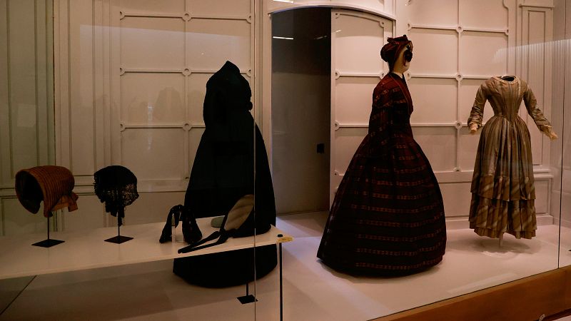 Reabre el Museo del traje de Madrid: del siglo XVI a Claudia Schiffer