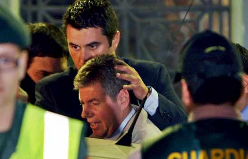 El alcalde de Santa Coloma es abucheado al salir del Ayuntamiento