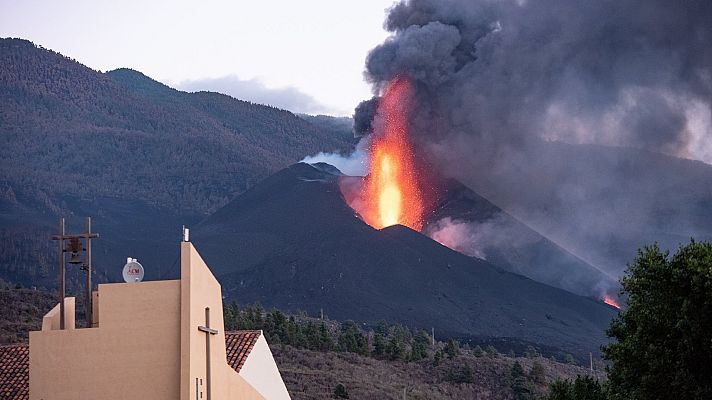 Informativo 24h - Las autoridades vigilan la reactivación de la colada sur, cuando el volcán casi cierra la sexta semana en erupción