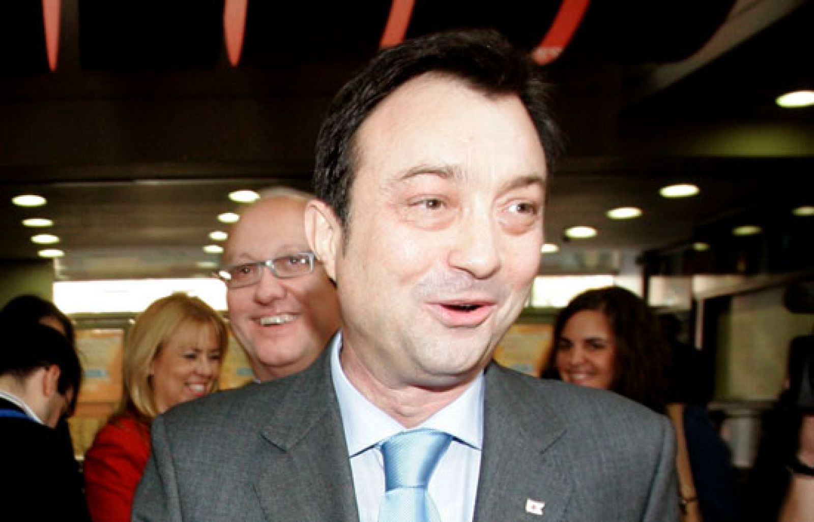 División en el ayuntamiento madrileño en torno a Cobo | Ver