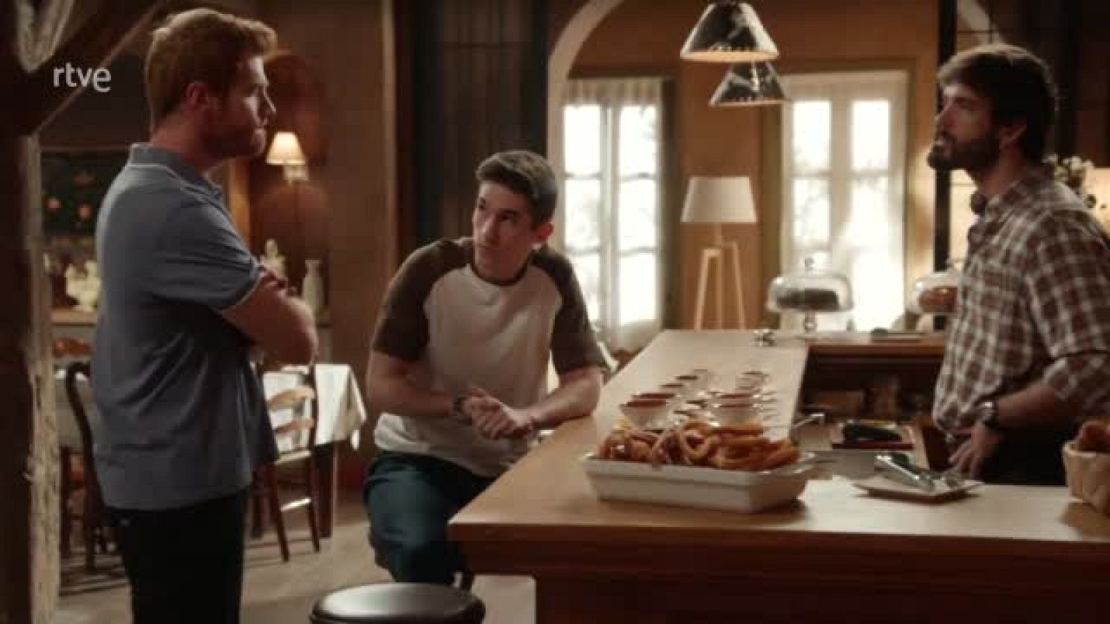 Dos Vidas: Leo y Tirso se pelean en el Hotel | Ver