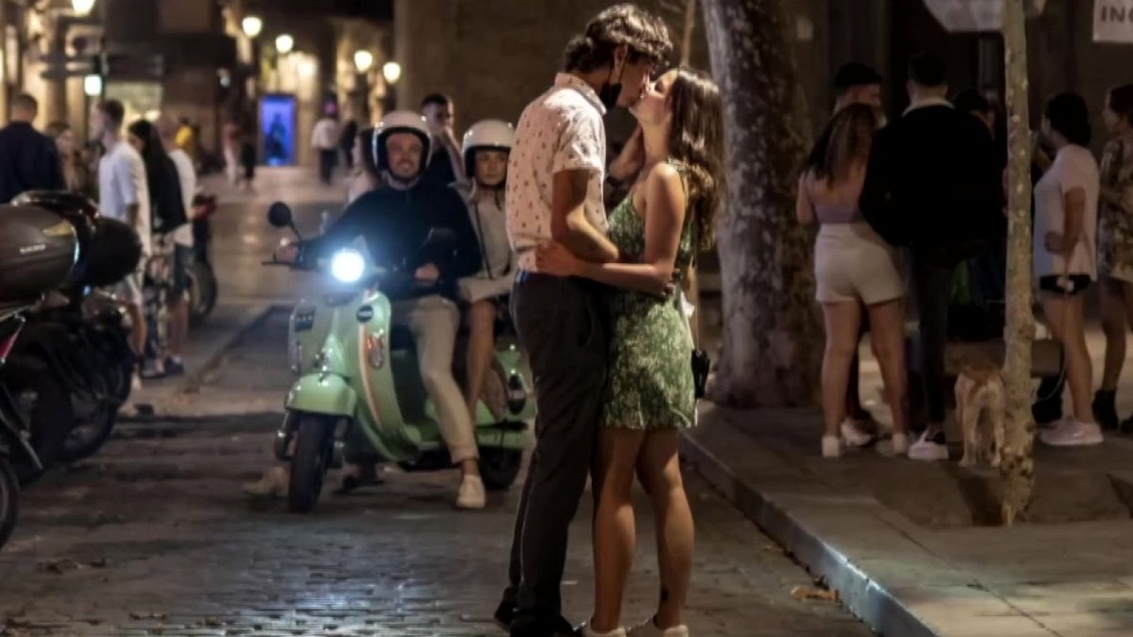 Documentar los besos: Dani de Olza retrata la vuelta a la 'normalidad' | Ver