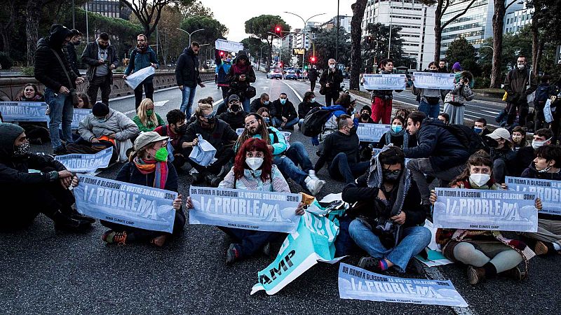 Activistas por el clima cortan una calle de Roma durante la cumbre del G-20 - Informativo 24h | Ver
