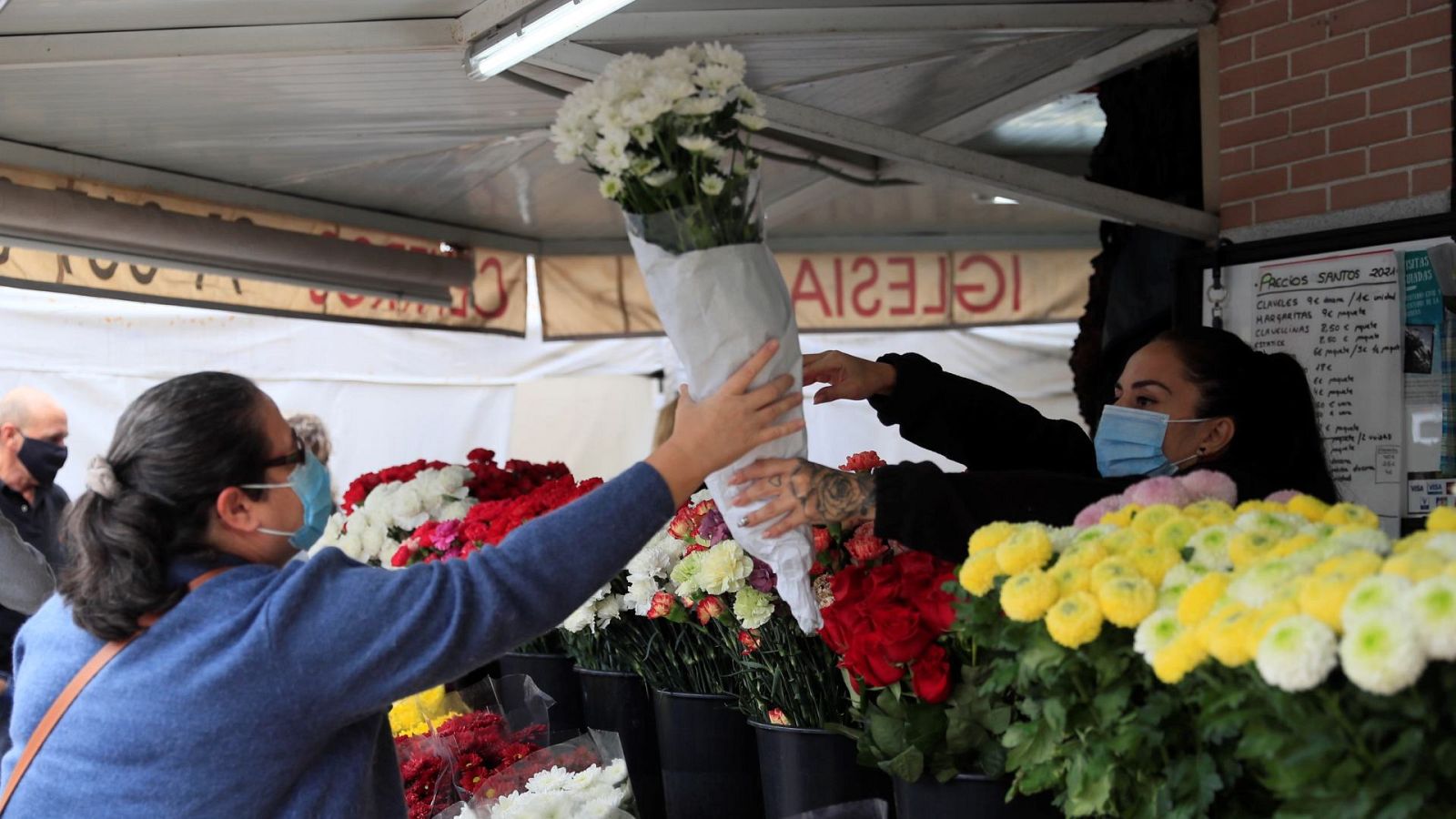 Los cementerios se preparan para la vuelta a la normalidad en el Puente de Todos los Santos | Ver