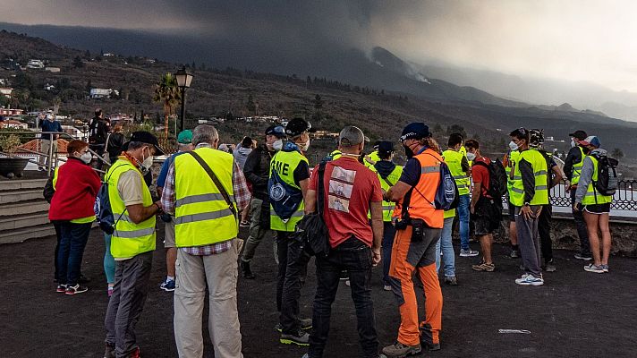 Telediario Fin de Semana - Los turistas llegan a La Palma para ver el volcán