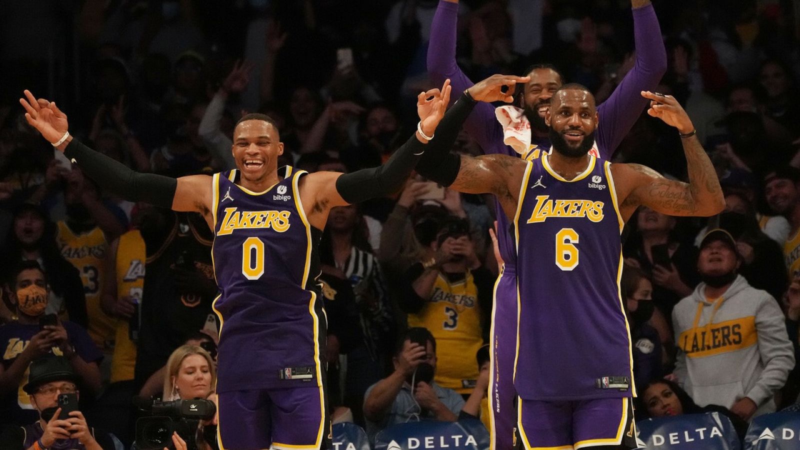 LeBron James rescata a los Lakers ante los Cavaliers | Ver