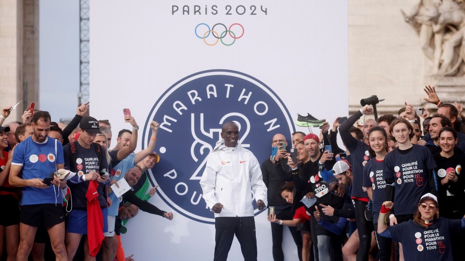 Kipchoge hace de liebre en París | Ver