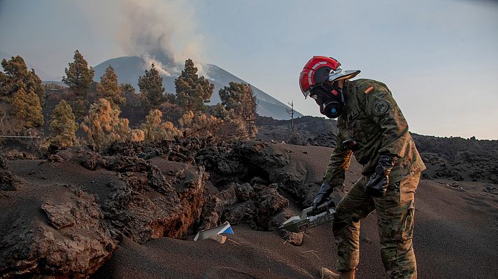 Telediario 1 - La ceniza paraliza los vuelos con La Palma y obliga a suspender las clases presenciales