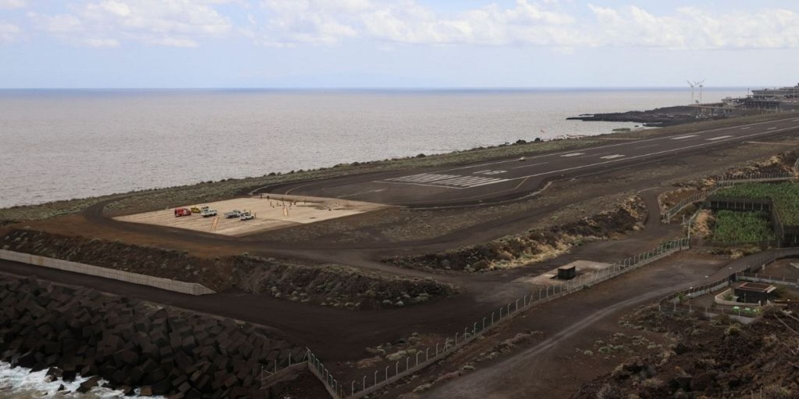 Los vuelos de La Palma están cancelados por la ceniza y los servicios de ferry se han reforzado - Ver ahora