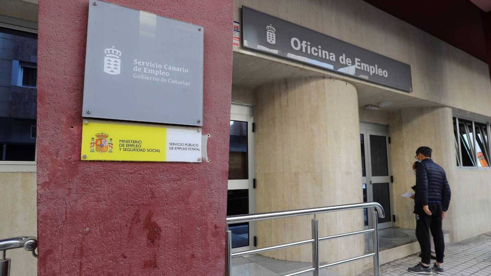 El número de parados cae en octubre y encadena ocho meses de bajadas