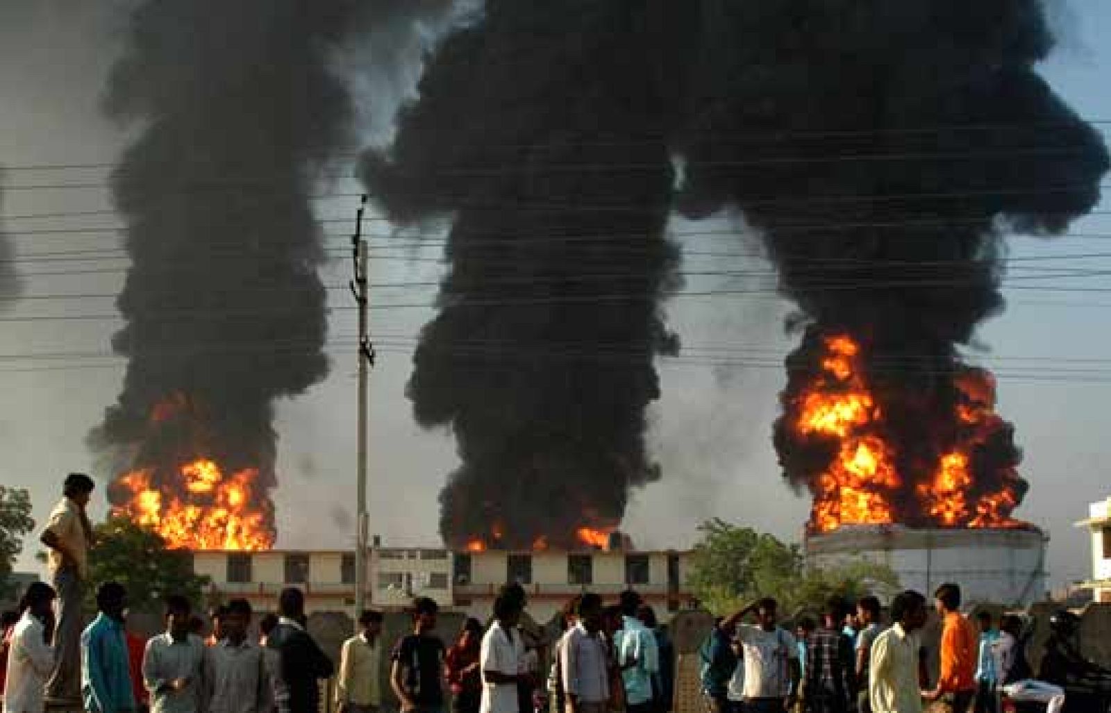Las autoridades indias aguardan a que se apague por causas naturales un grave incendio en un depósito petrolífero de Jaipur (norte de la India) que ha causado la muerte a al menos cinco personas, 150 heridas y ha obligado la evacuación de otras 500.