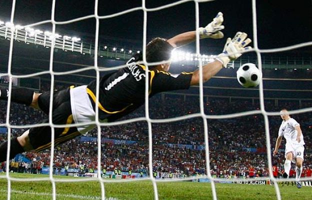 Deportes en el Archivo de RTVE - Casillas rompe la maldición de cuartos