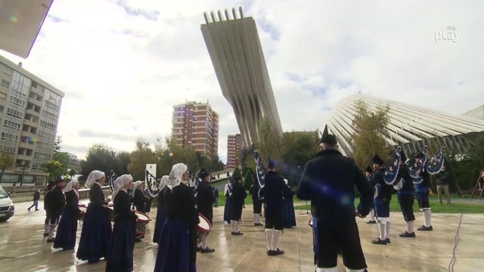 Actuación de la Real Banda de Gaitas de Oviedo - La gran consulta | Ver