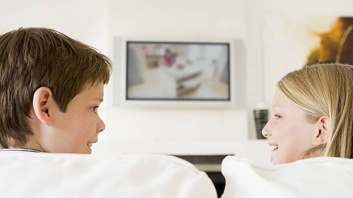 Telediario 2 - El 65 % de los niños piensa que a los mayores no les interesa lo que les pasa, según Educo