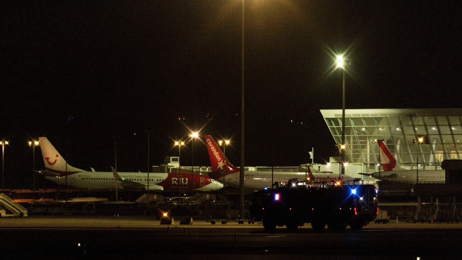 Interrumpen durante unas horas la actividad en el aeropuerto de Palma - Informativo 24h | Ver