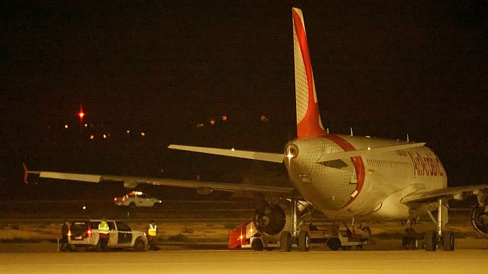 Informativo 24h - El aeropuerto de Palma de Mallorca suspende la actividad unas horas por pasajeros en las pistas