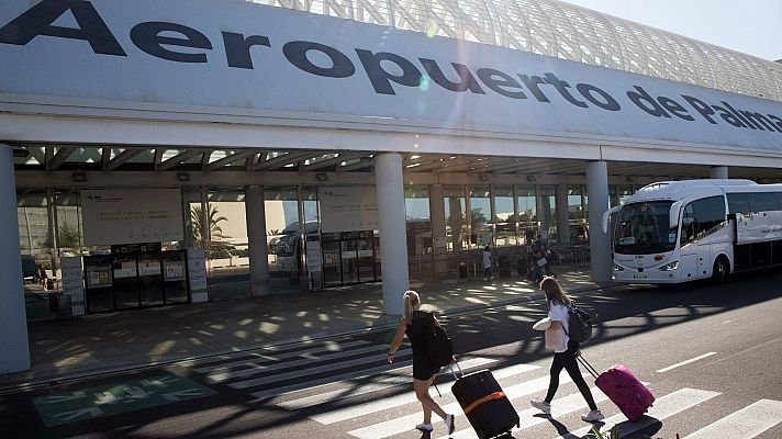 Informativo 24h - Doce pasajeros detenidos y otros doce en búsqueda tras el aterrizaje de emergencia en el aeropuerto de Palma