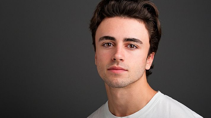 Flash moda - El actor de moda Itzan Escamilla conquista la noche parisina