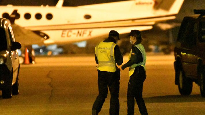 Telediario Fin de Semana - Una veintena de pasajeros interrumpe la actividad del aeropuerto de Palma de Mallorca