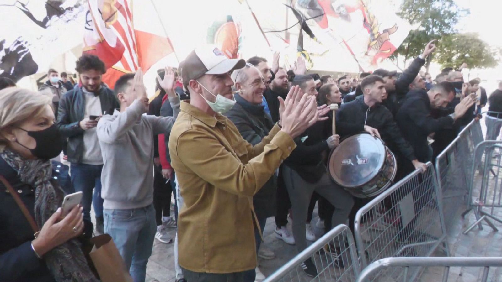 Expectación en Sevilla ante el primer derbi con público tras la pandemia -- Ver ahora