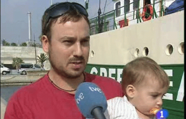  - El buque insignia de Greenpeace atr