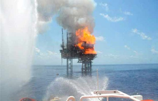  - Fuego sin control en una petrolera