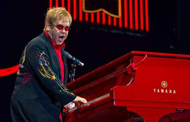  - Elton John aplaza sus conciertos